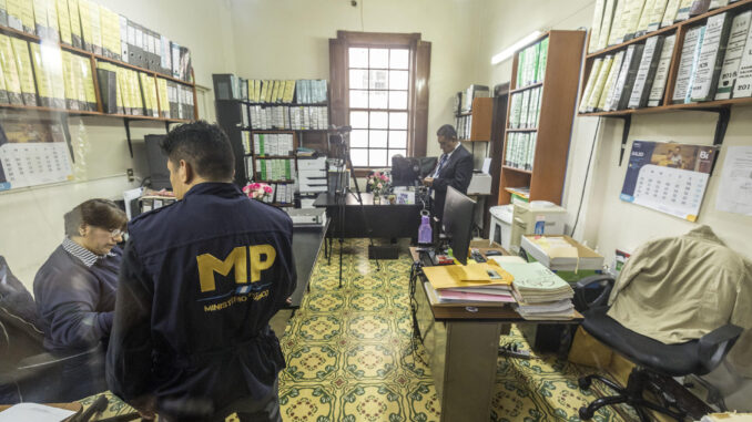 Fotografía fechada el 7 de julio de 2023 de un operativo de allanamiento en la sede del Tribunal Supremo Electoral, en Ciudad de Guatemala. EFE/Esteban Biba
