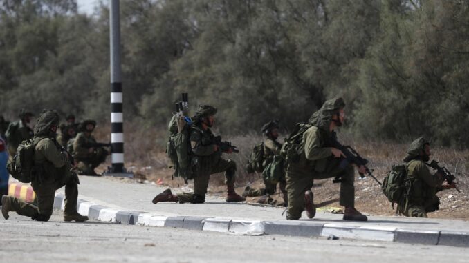 Soldados israelíes toman posiciones cerca del kubutz de Kfar Aza, en la frontera con Gaza, el pasado 10 de octubre. EFE/EPA/ATEF SAFADI