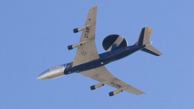 Un avión de vigilancia del Sistema Aerotransportado de Alerta y Control (AWACS) de la OTAN en una fotografía de archivo. EFE/J.L. Pino
