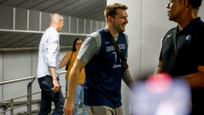 El alero esloveno de los Dallas Maverick, Luka Doncić durante el entrenamiento del equipo en el Wizink Center de Madrid antes de su amistoso con el Real Madrid. EFE/ Rodrigo Jiménez
