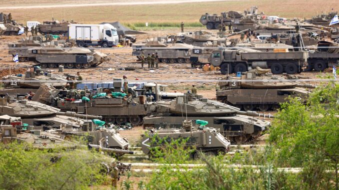 Tropas israelíes en un lugar no revelado a lo largo de la frontera entre Israel y Gaza, en el sur de Israel, el 17 de octubre de 2023.EFE/EPA/HANNIBAL HANSCHKE
