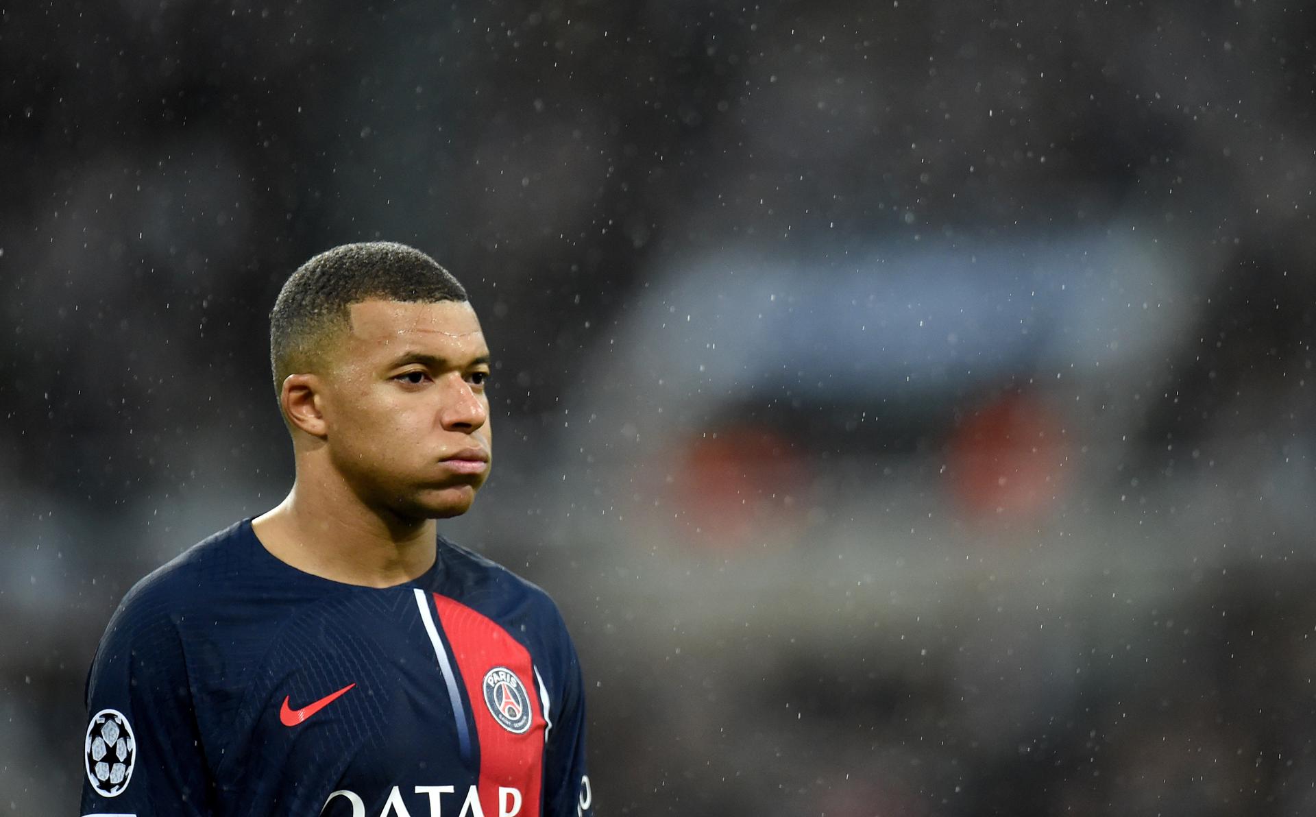 Kylian Mbappe, del PSGm se lamenta durante el partido del grupo F que han jugado Newcastle United y Paris Saint-Germain en Newcastle, Reino Unido. EFE/EPA/PETER POWELL
