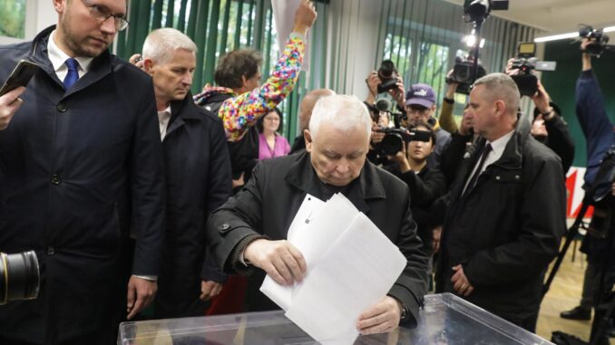 El líder del partido gobernante polaco Ley y Justicia, Jaroslaw Kaczynski (C), vota en una mesa electoral en Varsovia, EFE/EPA/Tomasz Gzell POLAND OUT
