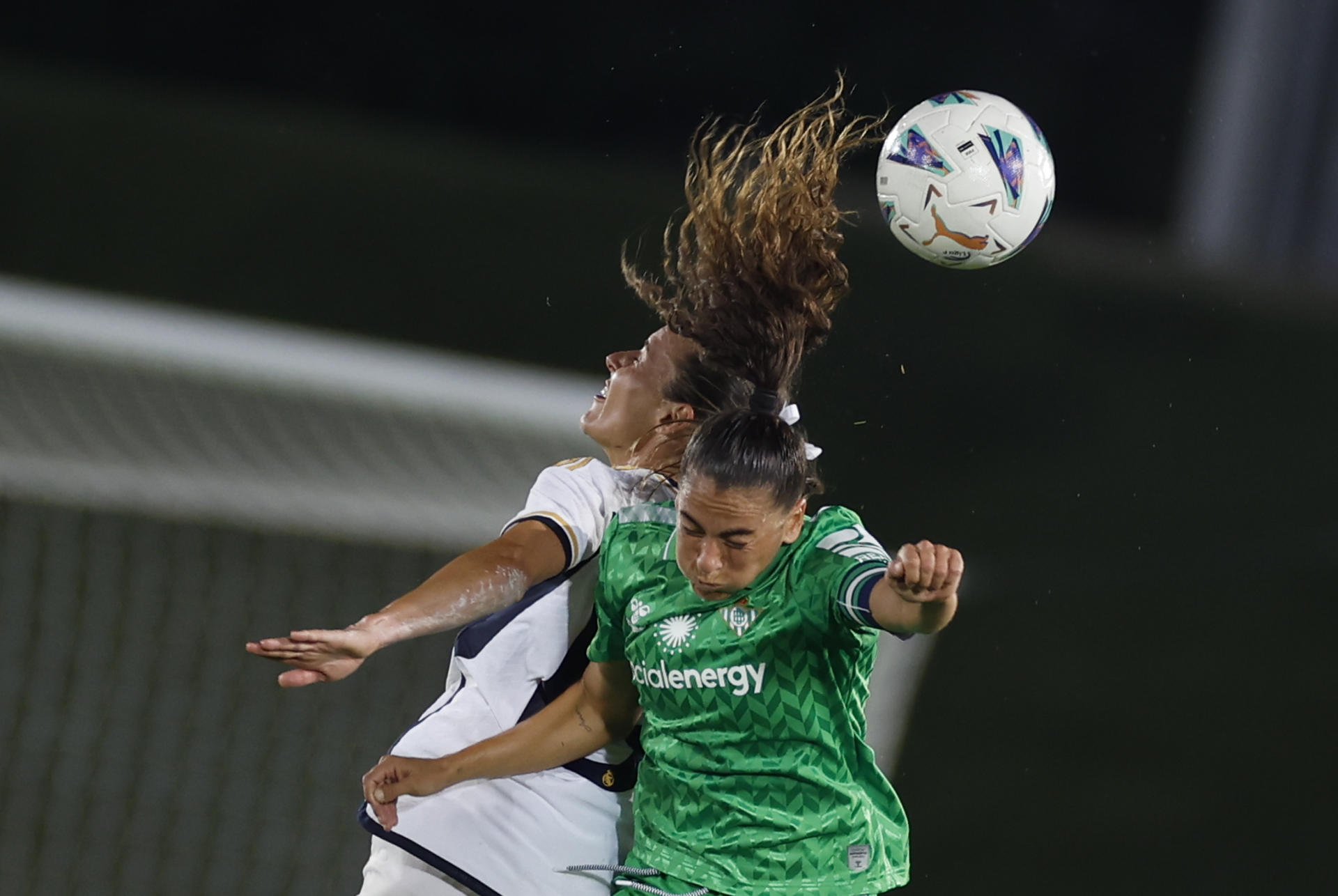 La defensa del Betis Nuria Ligero Fernández "Nana" (d) salta por el balón con Hayley Raso, del Real Madrid, durante la jornada 1 de la Primera División Femenina entre Real Madrid y Real Betis, en el estadio Alfredo Di Stéfano, en Madrid. EFE/ Daniel González
