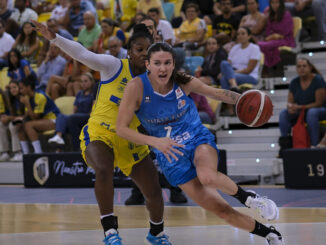 Olcay Cakir (d) e Iris Mbulito, jugadores del Perfumerías Avenida y del SPAR Gran Canaria, durante la segunda semifinal de la Supercopa femenina de baloncesto, que ambos equipos han disputado en el Gran Canaria Arena. EFE/Ángel Medina G.