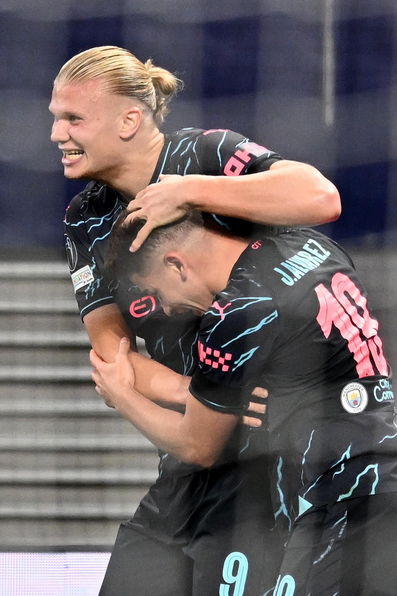 Los jugadores del Manchester City Julian Alvarez (I) y Erling Haaland (L) celebran un gol durante el partido del grupo G jugado en Alemania. EFE/EPA/FILIP SINGER
