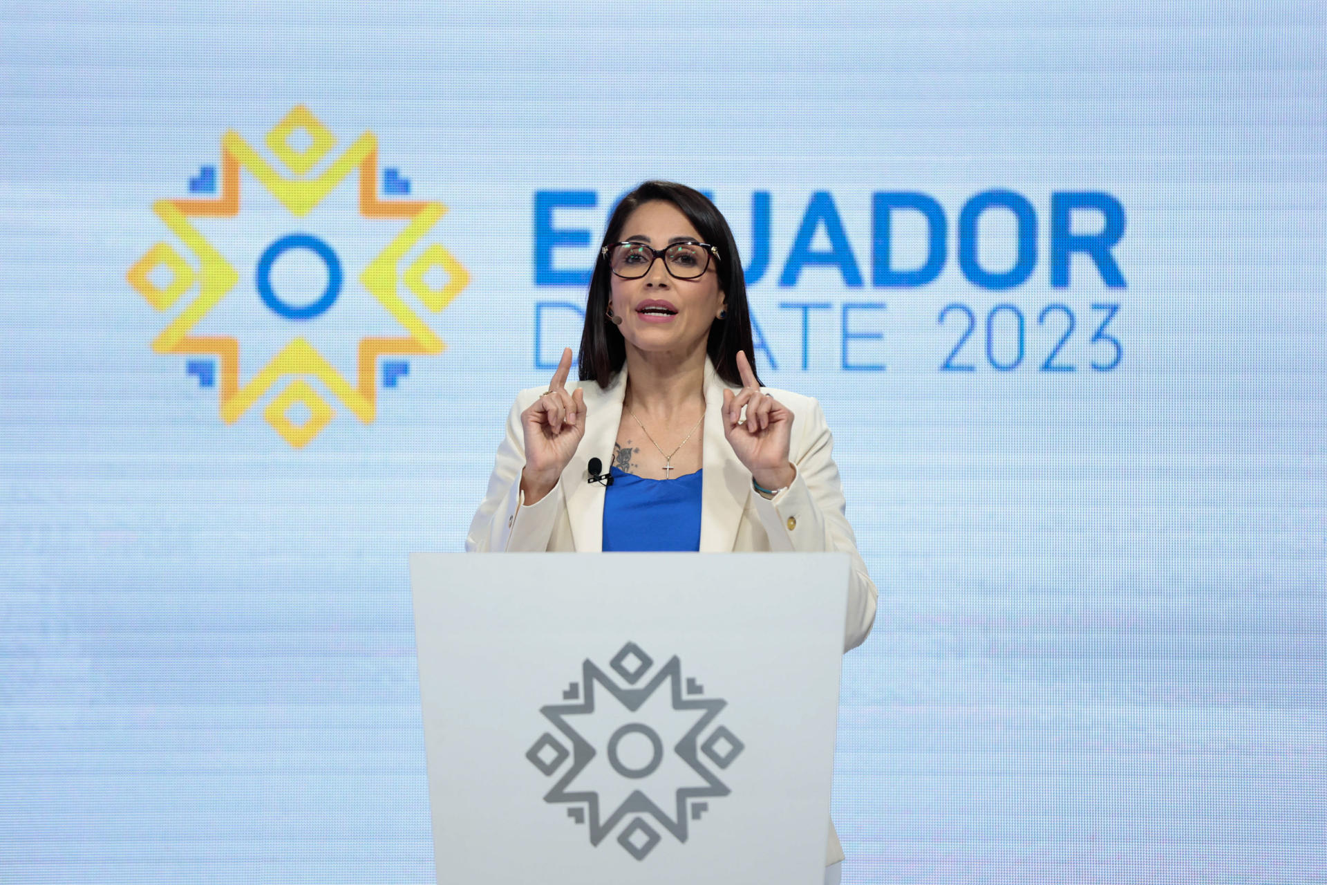 Luisa González, candidata presidencial del movimiento Revolución Ciudadana, habla durante el debate presidencial 2023 en las instalaciones de Ecuador TV, en Quito (Ecuador). EFE/José Jácome
