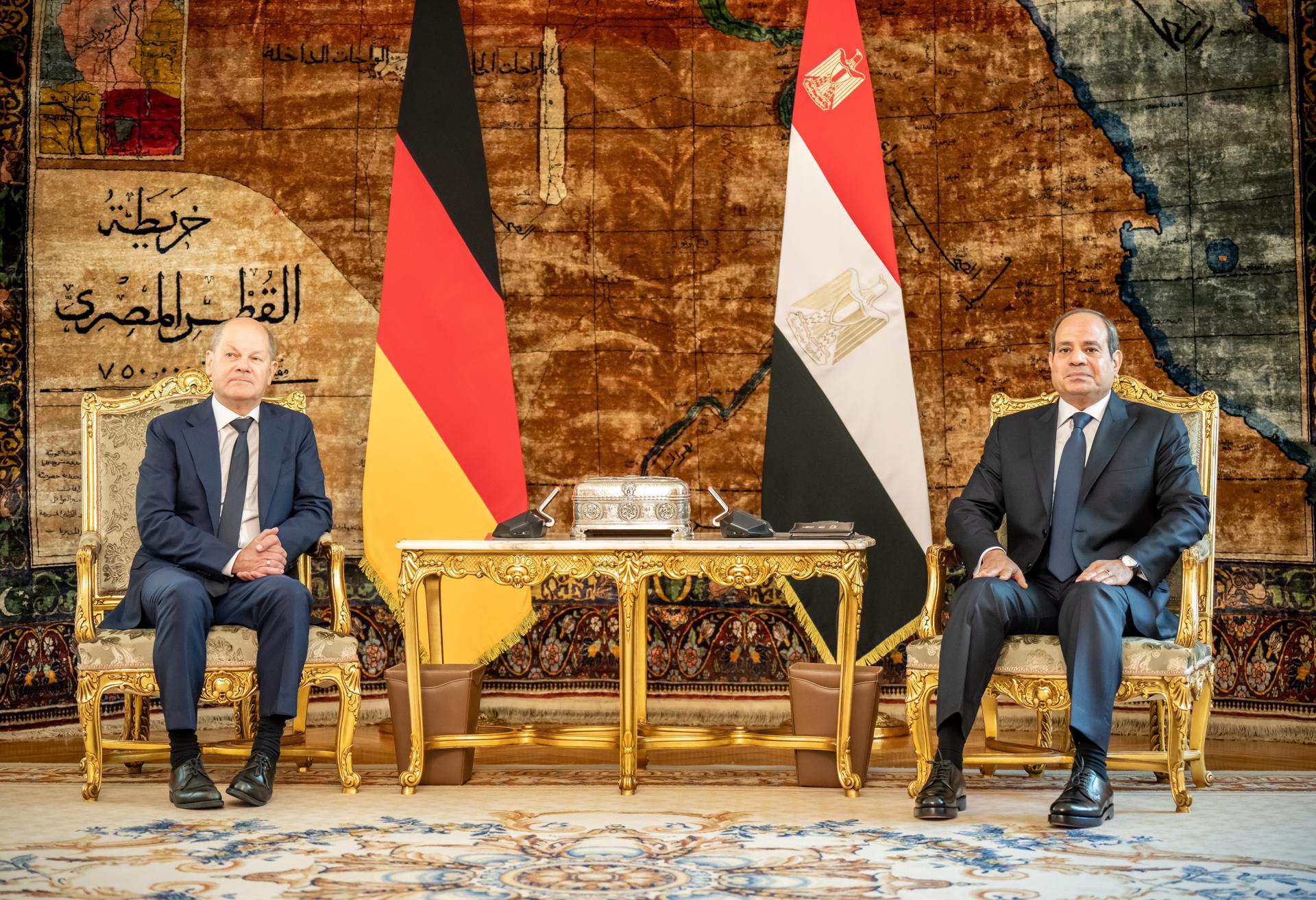 El canciller alemán, Olaf Scholz, y el presidente de Egipto, Abdelfatah al Sisi, abordaron hoy en la capital egipcia la situación en Israel y Gaza. EFE/EPA/Michael Kappeler / POOL
