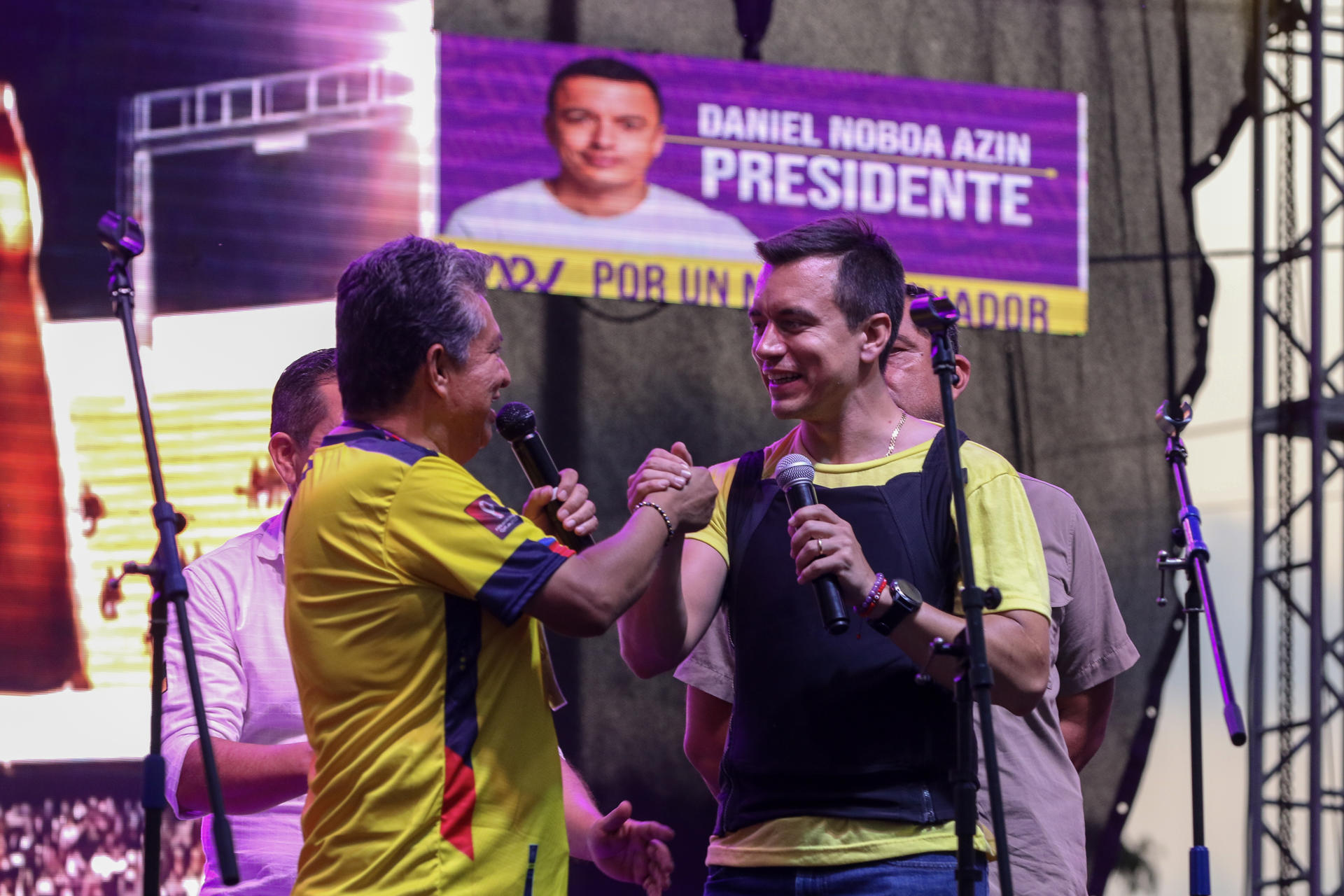 El candidato presidencial Daniel Noboa participa en un acto de cierre de campaña hoy, en la localidad de Muey, provincia de Santa Elena (Ecuador). EFE/Jonathan Miranda
