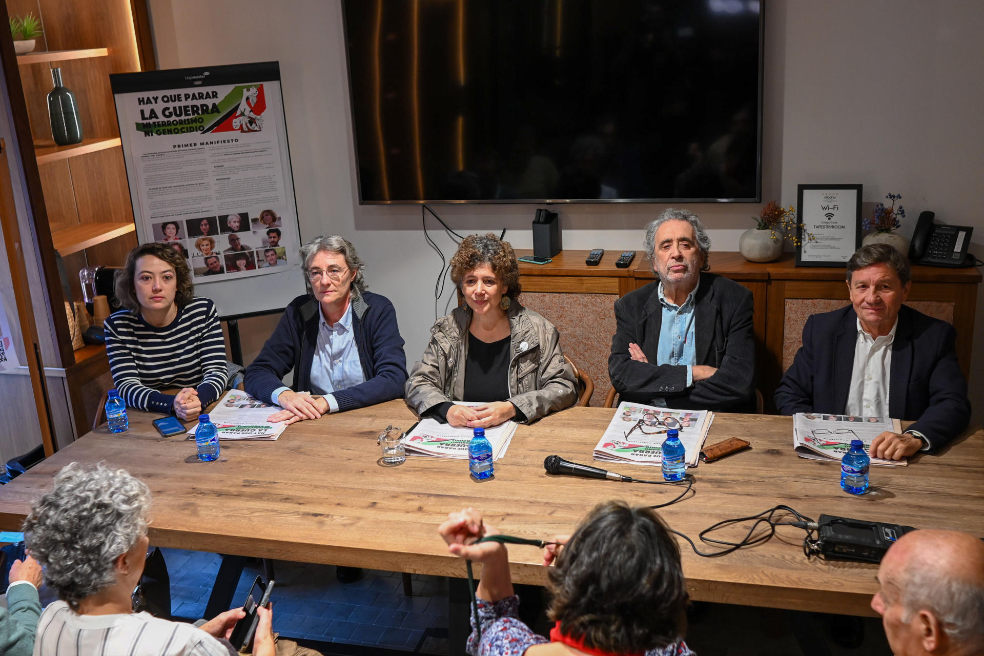 Sara Montero, Marta Higueras (2i), Nuria Suárez (c), Jorge Eines (2d), Antonio Gutiérrez (d), durante la rueda de prensa en la que este sábado se ha presentado el manifiesto ‘Hay que para la guerra’ en apoyo a Palestina, firmado por cien personalidades, profesionales de todos tipo, organizaciones y firmas ciudadanas en general. EFE/ Fernando Villar
