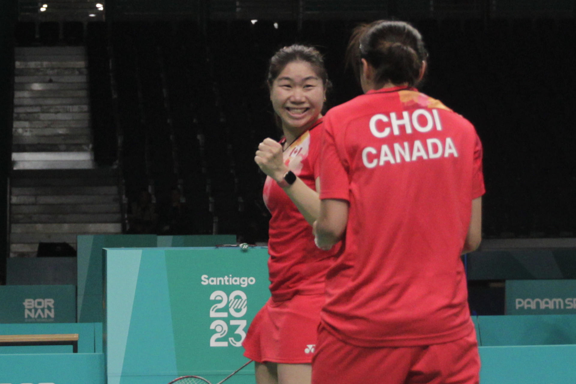 Catherine Choi (d) y Josephine Wu de Canadá celebra al ganar la medalla de oro en bádminton dobles femenino ante Annie Xu y Kerry Xu de los Estados Unidos hoy, durante los Juegos Panamericanos 2023 en Santiago (Chile). EFE/ Javier Martín
