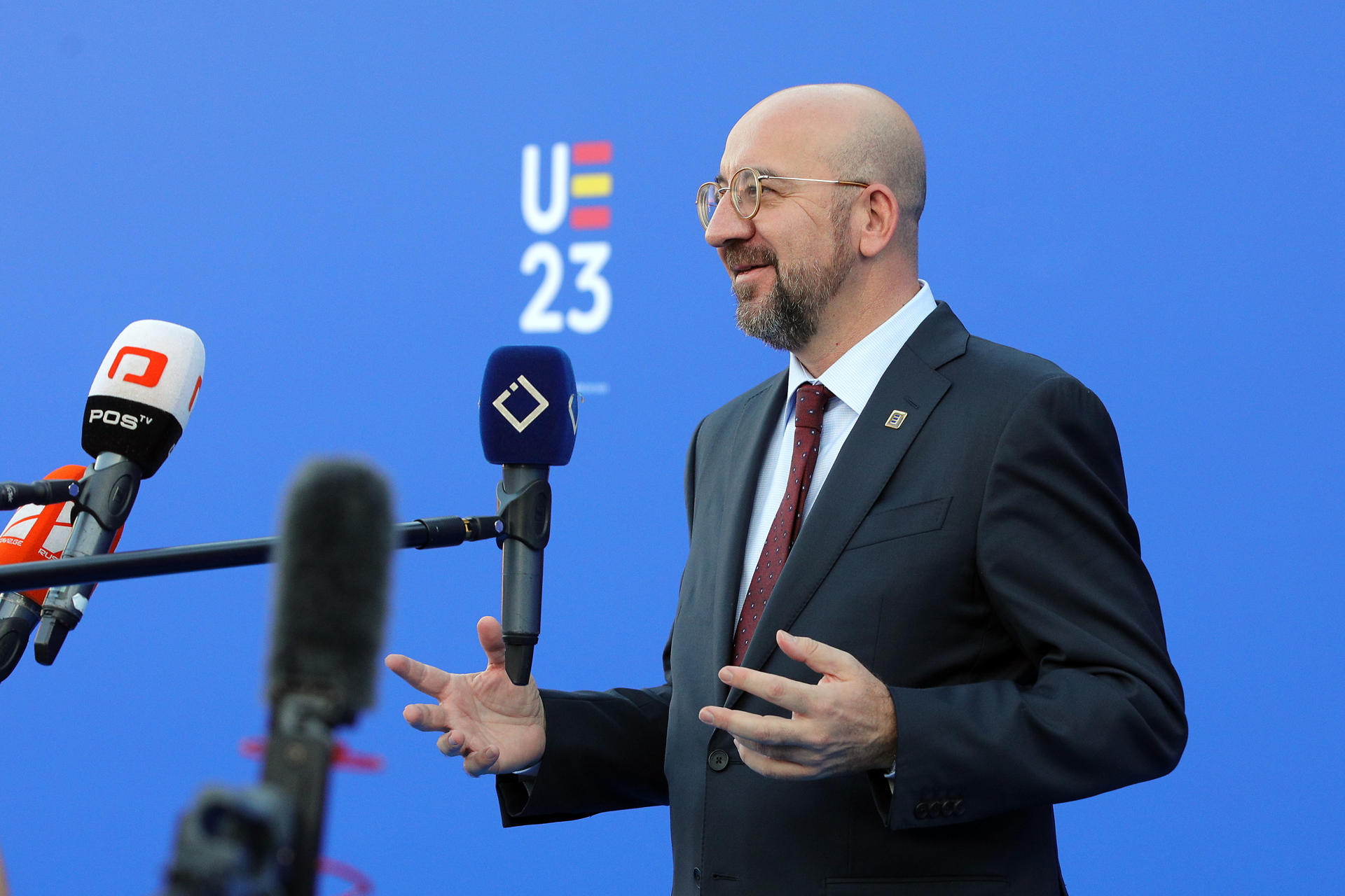 El presidente del Consejo Europeo, Charles Michel, atiende a los medios a su llegada al Palacio de Congresos de Granada, donde los mandatarios europeos celebran la reunión informal del Consejo Europeo de la UE con tres claves en la agenda: la ampliación a nuevos socios, la autonomía estratégica y la migración. 
EFE/ PepeTorres
