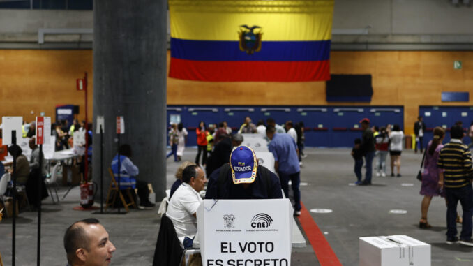 Vista de los ecuatorianos que ejercen con normalidad su derecho al voto en Madrid este domingo. EFE/ Rodrigo Jiménez
