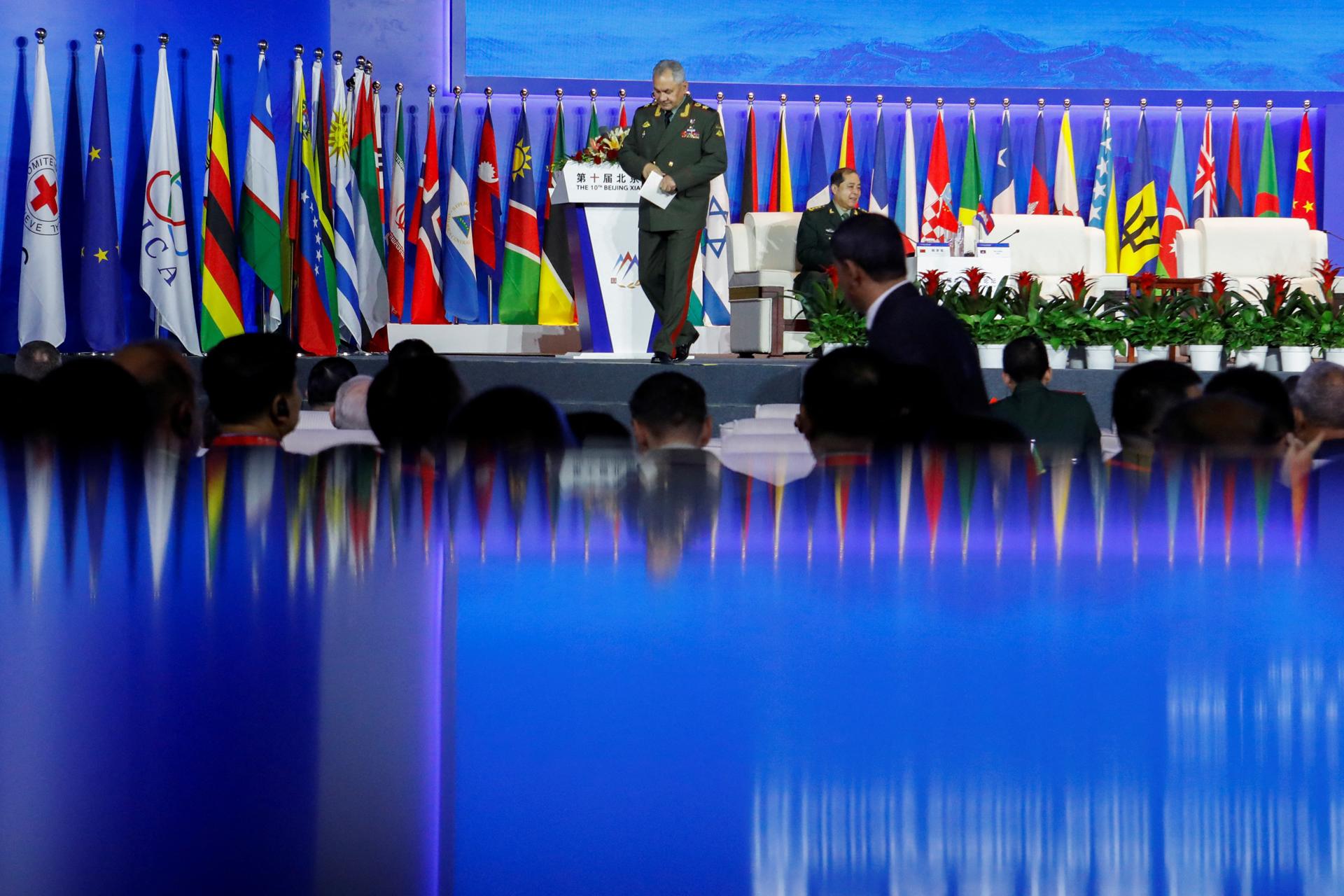 El ministro de Defensa ruso, Serguéi Shoigú, abandona el escenario tras su discurso en el Foro Xiangshan de Pekín. EFE/EPA/FLORENCE LO/POOL
