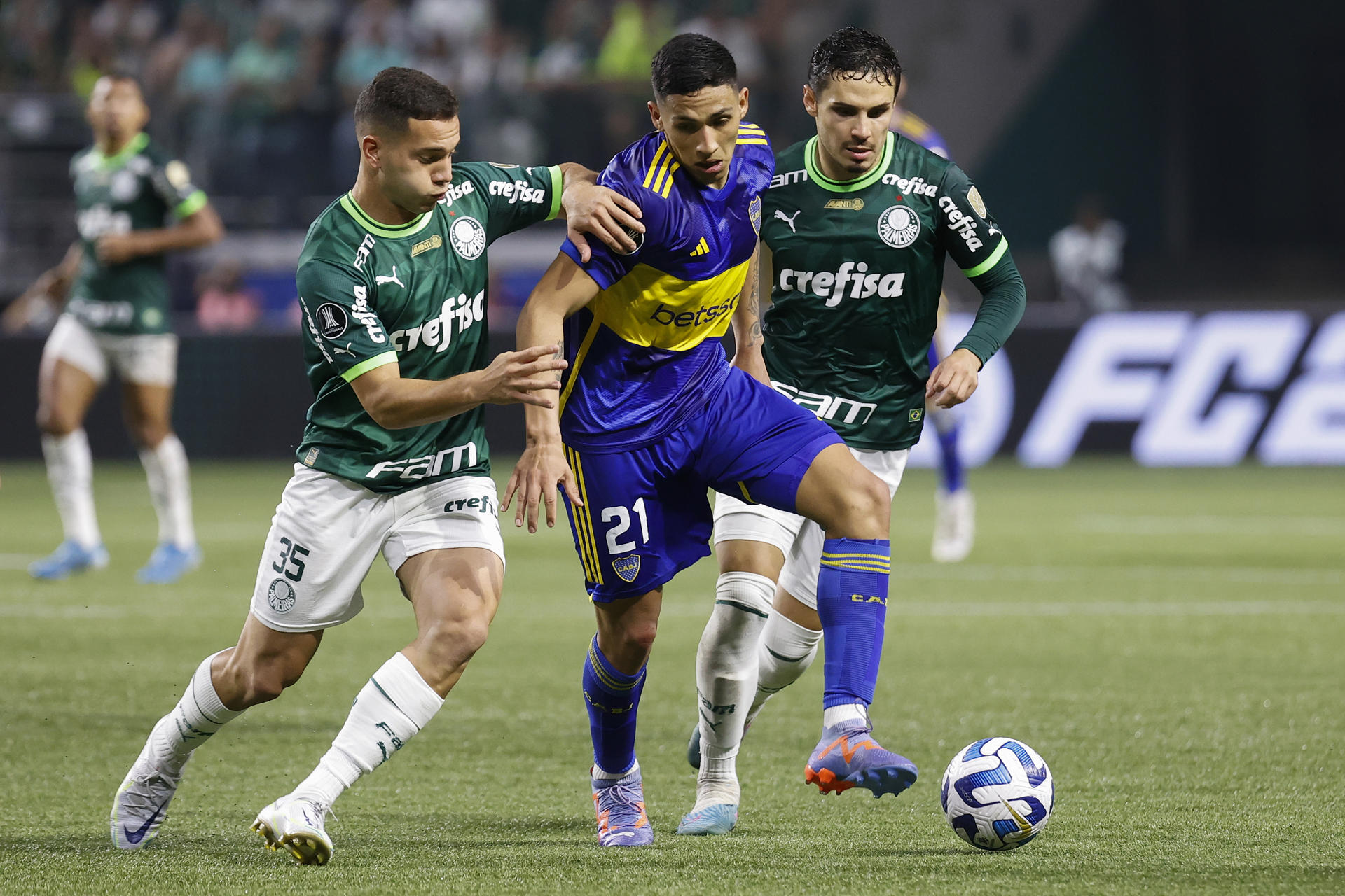 Fabinho (i) de Palmeiras disputa un balón con Ezequiel Fernández (c)de Boca hoy, en un partido de las semifinales de la Copa Libertadores entre Palmeiras y Boca Juniors en el estadio Allianz Parque en Sao Paulo (Brasil). EFE/ Sebastiao Moreira
