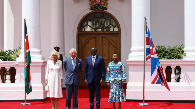 El presidente de Kenia, William Ruto, y la primera dama Rachel Chebet reciben en la State House de Nairobi (sede de la Presidencia keniana) a los reyes de Reino Unido, Carlos III y Camila. EFE/EPA/DANIEL IRUNGU
