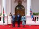 El presidente de Kenia, William Ruto, y la primera dama Rachel Chebet reciben en la State House de Nairobi (sede de la Presidencia keniana) a los reyes de Reino Unido, Carlos III y Camila. EFE/EPA/DANIEL IRUNGU