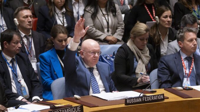 El embajador de Rusia ante la ONU, Vasili Nebenzia (i), vota en contra de un proyecto de resolución presentado por Estados Unidos relacionado con el conflicto militar entre Israel y Hamás en Nueva York. EFE/EPA/JUSTIN LANE
