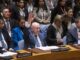 El embajador de Rusia ante la ONU, Vasili Nebenzia (i), vota en contra de un proyecto de resolución presentado por Estados Unidos relacionado con el conflicto militar entre Israel y Hamás en Nueva York. EFE/EPA/JUSTIN LANE