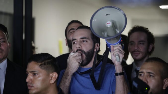 El presidente de El Salvador, Nayib Bukele, presentó anoche la solicitud de inscripción para competir en las elecciones 2024.EFE/ Rodrigo Sura
