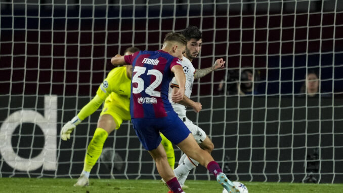 Fermín López del Barcelona lanza a portería ante el Shakhtar durante el partido de Liga de Campeones de fútbol entre el Barcelona y el Shakhtar Donetsk, este miércoles en el Estadi Olimpic Lluis Conpanys de Barcelona. EFE/  Alejandro Garcia
