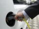 Un hombre conecta el cargador al coche eléctrico, en una fotografía de archivo. EFE/Sebastian kahnert