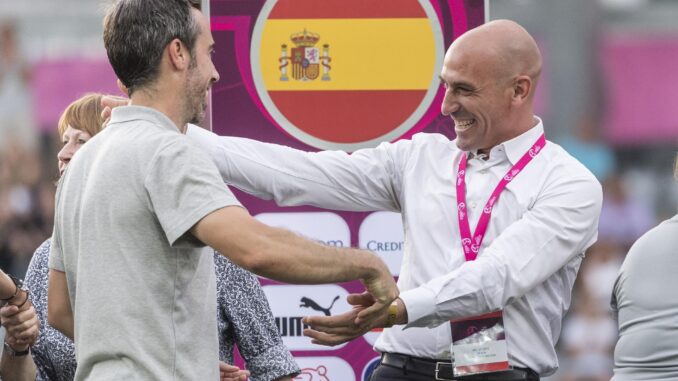 El expresidente de la Federación Española de Fútbol, Luis Rubiales (d), celebra con el exentrenador del equipo español, Jorge Vilda en una foto de archivo. EFE/Alessandro Della Valle
