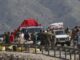 Militares armenios revisan los coches de armenios de Nagorno-Karabaj mientras cruzan la frontera con Azerbaiyán cerca de la aldea de Kornidzor, Armenia, el 29 de septiembre de 2023.EFE/EPA/ANATOLY MALTSEV