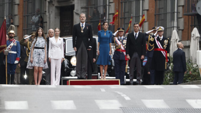 Los reyes de España, Felipe VI (c-i) y Letizia (c-d), la princesa Leonor (2i) y la infanta Sofía (i), acompañados por el presidente del Gobierno, Pedro Sánchez (d), escuchan el himno nacional a su llegada al Congreso de los Diputados para asistir a la ceremonia de jura de la Constitución de Leonor de Borbón en el día de su 18 cumpleaños, una ceremonia que representa el hito más importante de su trayectoria institucional y pavimenta el camino para que algún día se convierta en reina. EFE/Sergio Pérez
