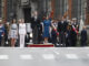 Los reyes de España, Felipe VI (c-i) y Letizia (c-d), la princesa Leonor (2i) y la infanta Sofía (i), acompañados por el presidente del Gobierno, Pedro Sánchez (d), escuchan el himno nacional a su llegada al Congreso de los Diputados para asistir a la ceremonia de jura de la Constitución de Leonor de Borbón en el día de su 18 cumpleaños, una ceremonia que representa el hito más importante de su trayectoria institucional y pavimenta el camino para que algún día se convierta en reina. EFE/Sergio Pérez