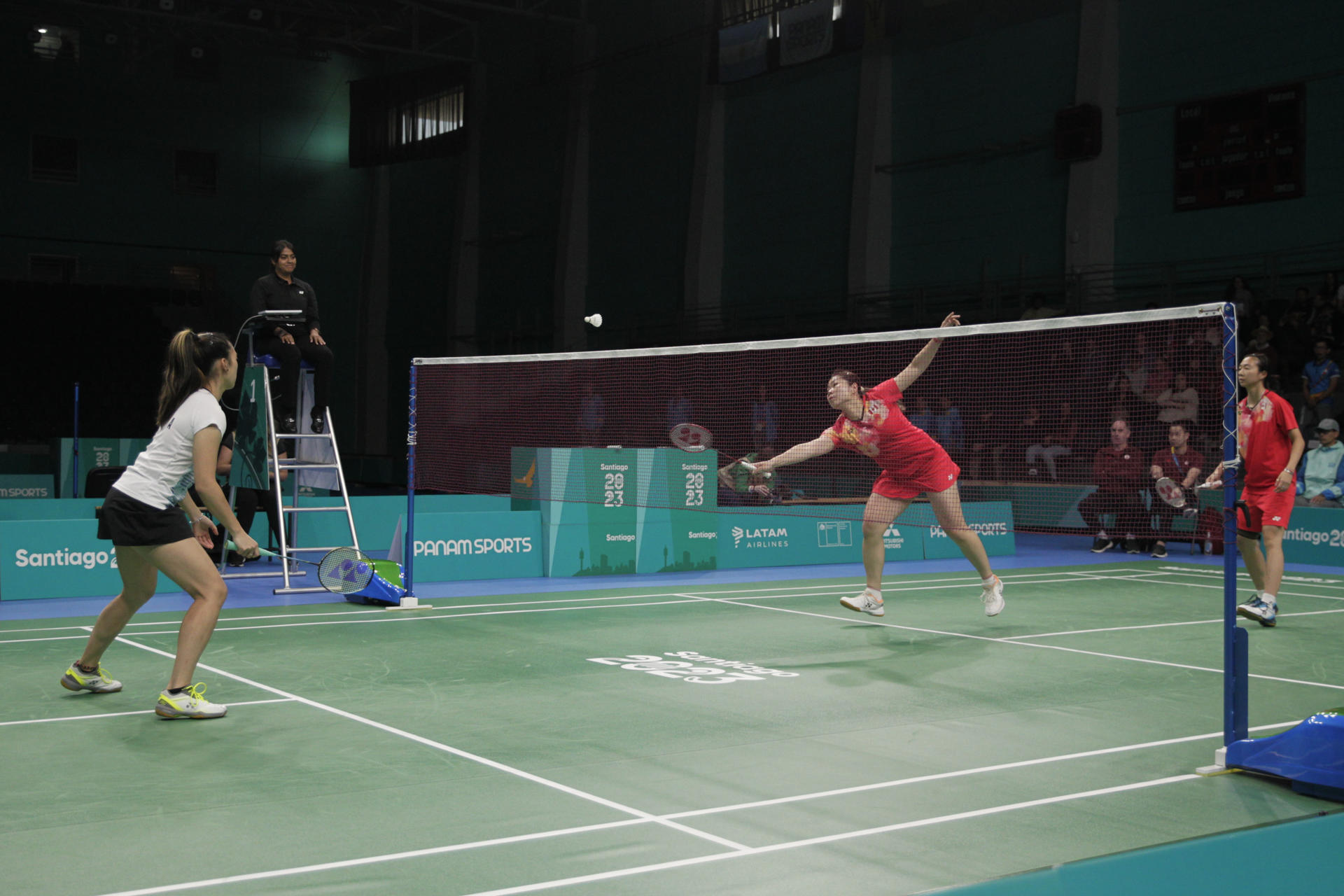 Catherine Choi (d) y Josephine Wu (c) de Canadá rematan ante Annie Xu y Kerry Xu de los Estados Unidos en la final de bádminton dobles femenino hoy, durante los Juegos Panamericanos 2023 en Santiago (Chile). EFE/ Javier Martín
