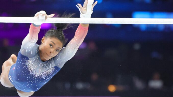 Simone Biles durante los mundiales de gimnasia artística en Amberes, Bélgica. EFE/EPA/OLIVIER MATTHYS
