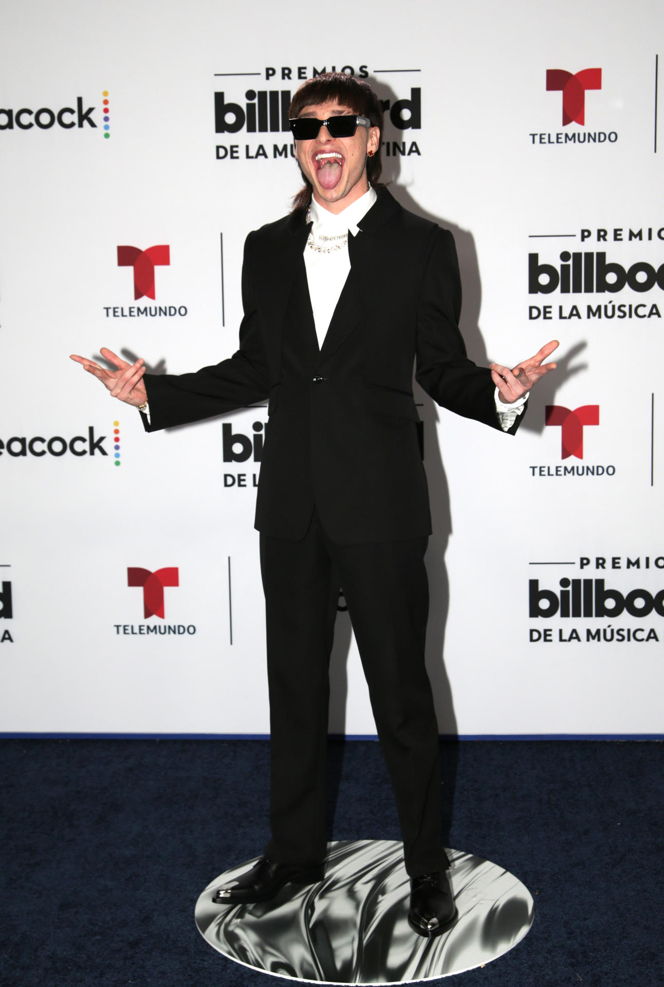 El cantante mexicano Peso Pluma posa en la alfombra azul de los Premios Billboard de la Música Latina celebrados hoy en el Watsco Center de Miami, Florida. EFE/Marlon Pacheco
