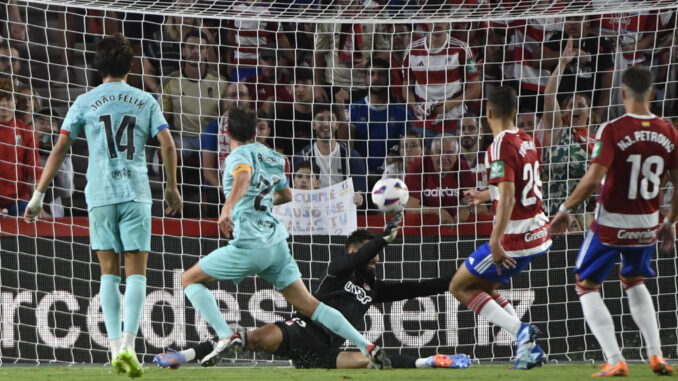 El centrocampista del FC Barcelona Sergi Roberto (2i) anota en el estadio Nuevo Los Cármenes, en Granada. EFE/ Miguel Angel Molina
