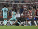 El centrocampista del FC Barcelona Sergi Roberto (2i) anota en el estadio Nuevo Los Cármenes, en Granada. EFE/ Miguel Angel Molina