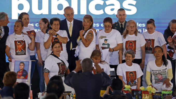 Iván Velásquez Gómez (c), ministro de Defensa de Colombia, participa hoy en un acto de excusas públicas ante madres de víctimas de falsos positivos, en la Plaza de Bolívar en Bogotá (Colombia). EFE/Mauricio Dueñas Castañeda
