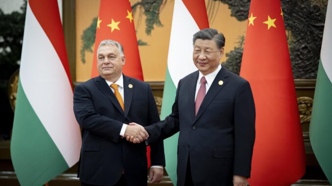 En esta imagen, publicada por la oficina de prensa del primer ministro húngaro, se muestra al presidente chino, Xi Jinping, (dch) estrechando la mano al primer ministro húngaro, Viktor Orban antes de su reunión bilateral en el Gran Salón del Pueblo en Pekín, China, 17 de octubre de 2023. EFE/EPA/ZOLTAN FISCHER / OFICINA DE PRENSA DEL PM DE HUNGRÍA / FOLLETO FOLLETO SÓLO PARA USO EDITORIAL/NO VENTAS FOLLETO SÓLO PARA USO EDITORIAL/NO VENTAS FOLLETO SÓLO PARA USO EDITORIAL/NO VENTAS
