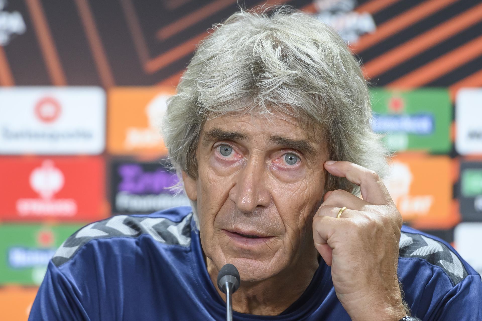 El entrenador del Real Betis, Manuel Pellegrini en la rueda de prensa previa al partido de Liga Europa que disputara contra el Sparta Praha en el estadio Benito Villamarín.EFE/ Raúl Caro
