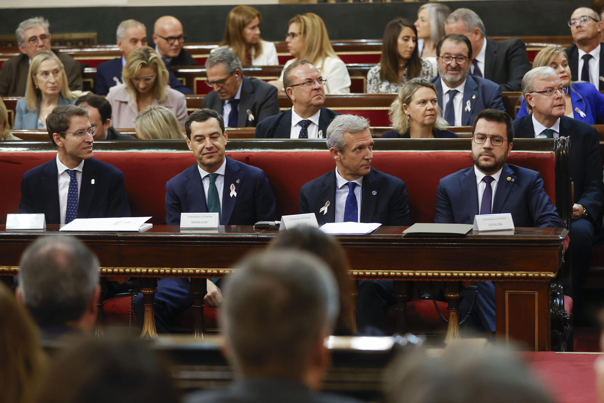 Los presidentes de La Rioja, Gonzalo Capellán (i); Andalucía, Juanma Moreno (2i); de Galicia, Alfonso Rueda (2d) y de la Generalitat, Pere Aragonès (d) durante la Comisión General de las Comunidades Autónomas que se celebra en el Senado, este jueves. EFE/Juan Carlos Hidalgo
