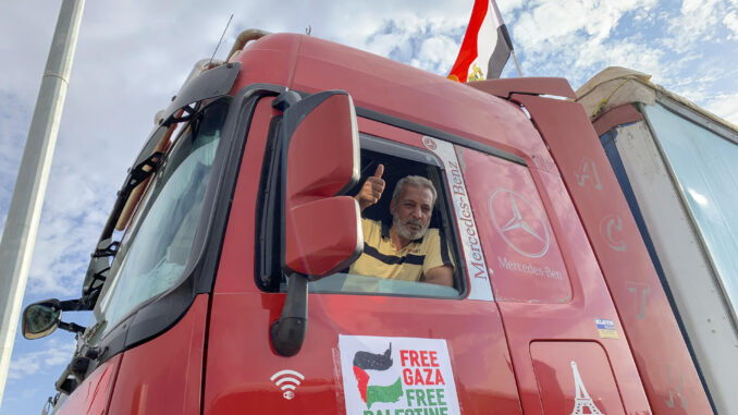 Un camionero espera el permiso para entrar con su camión cargado de ayuda humanitaria a la Franja de Gaza a través del paso fronterizo egipcio de Rafah. Hasta 39 camiones cargados de medicina, alimentos y mantas cruzaron este martes el paso fronterizo egipcio de Rafah hacia la Franja de Gaza, tras pasar una inspección israelí, según fuentes de la Media Luna Roja egipcia y testigos. EFE/Rosa Soto
