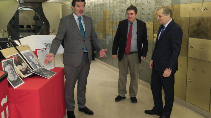 El director del periódico ABC, Julián Quirós (i), deposita el legado del diario en la Caja de las Letras del Instituto Cervantes en presencia del director de la Institución, Luis García Montero (c). EFE/ Fernando Alvarado
