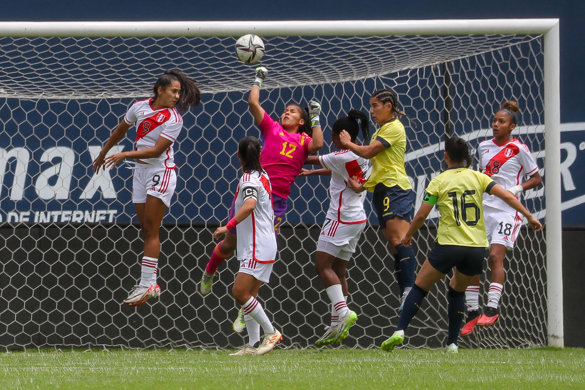 Jugadoras de Ecuador y Perú disputan un balón durante un partido amistoso entre ambas selecciones hoy, en el estadio Banco de Guayaquil, en Quito (Ecuador). EFE/José Jácome
