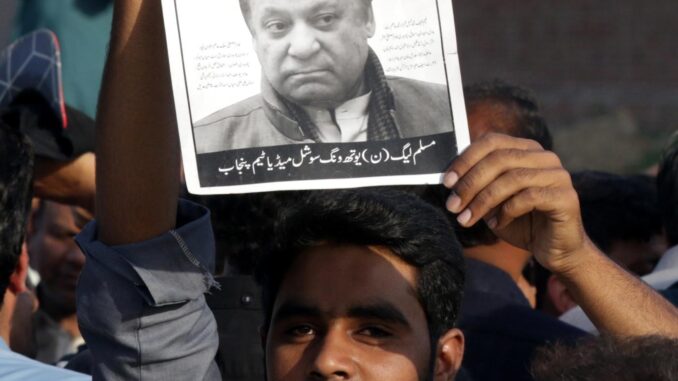 Un paquistaní muestra un cartel con la cara del ex primer ministro Nawaz Sharif durante una marcha en Lahore en 2019. EFE/ Rahat Dar
