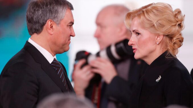 Foto de archivo del presidente de la Duma del Estado (cámara baja del Parlamento) de Rusia, Viacheslav Volodin (i), junto a su segunda, Irina Yarovaya (d). EFE/ Sergei Chirikov
