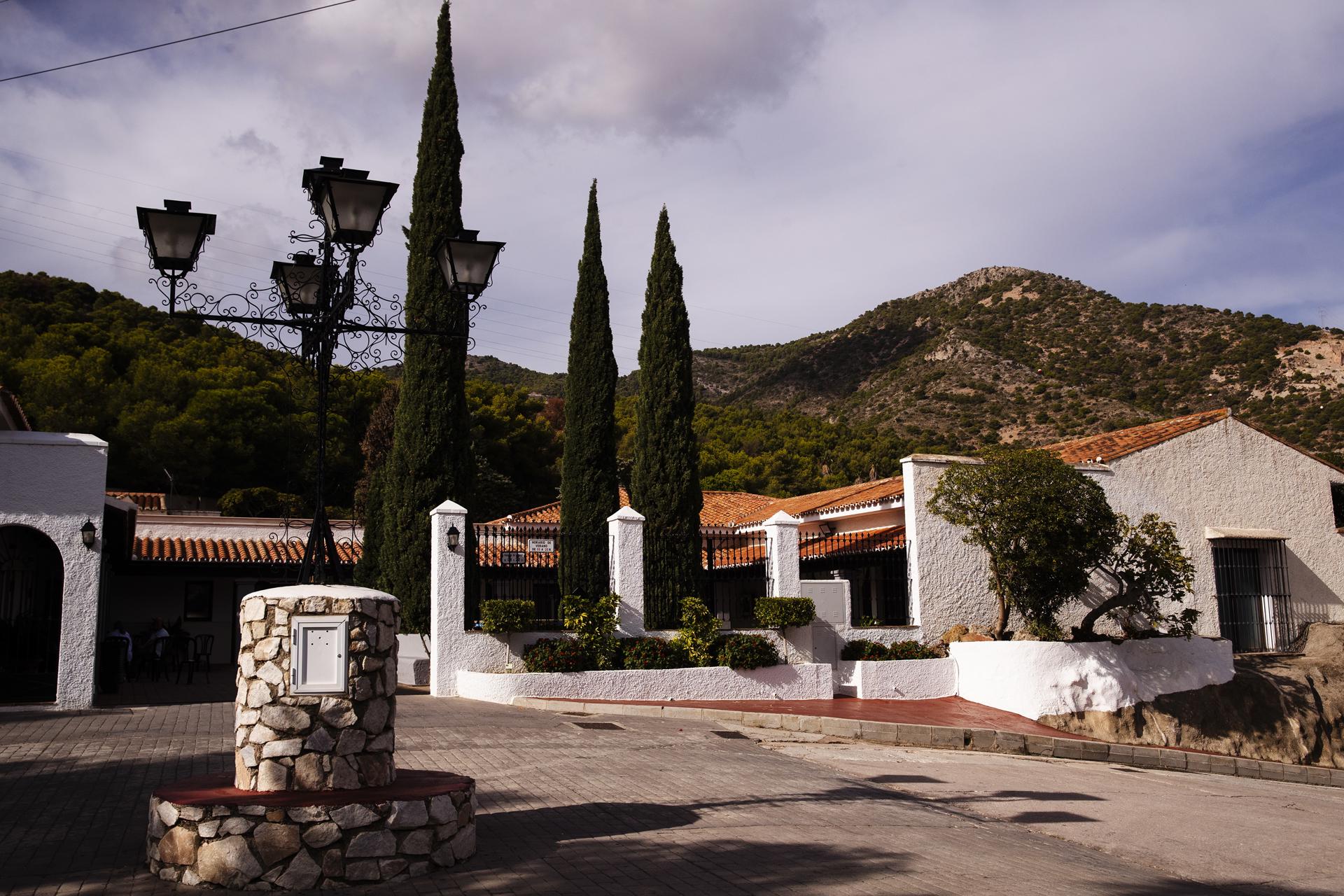 Fachada del Cementerio Internacional de Benalmádena (Málaga), donde se encuentra la tumba de Paul Lukas, el actor de origen húngaro que ganó el Óscar en 1944 frente a Humphrey Bogart, y que pidió reposar para siempre en esta localidad malagueña donde había residido más de quince años. EFE/Jorge Zapata
