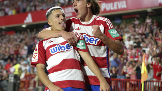 Los jugadores del Granada CF celebran el gol de su equipo (anotado por Bryan Zaragoza-i-) durante el encuentro correspondiente a la jornada nueve de primera división. EFE/ Pepe Torres
