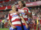 Los jugadores del Granada CF celebran el gol de su equipo (anotado por Bryan Zaragoza-i-) durante el encuentro correspondiente a la jornada nueve de primera división. EFE/ Pepe Torres