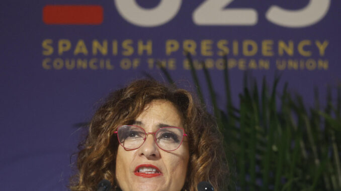 La ministra de Hacienda y Función Pública en funciones, María Jesús Montero, da un discurso durante su participación en el Evento Anual Interreg (Programa de Cooperación Territorial Europea-CTE), este jueves en Santiago de Compostela. EFE/ Lavandeira Jr
