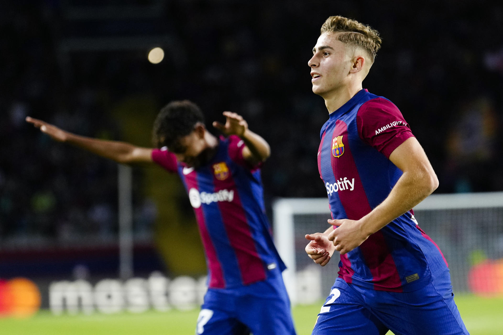 Fermín López del Barcelona celebra su gol ante el Shakhtar durante el partido de Liga de Campeones de fútbol entre el Barcelona y el Shakhtar Donetsk, este miércoles en el Estadi Olimpic Lluis Conpanys de Barcelona. EFE/ Enric Fontcuberta
