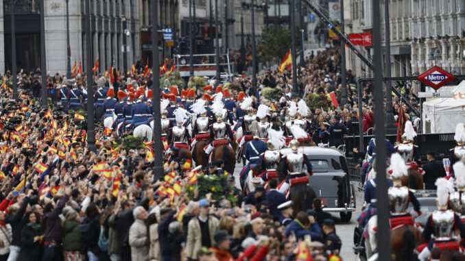 Comitiva Real escoltada por la Guardia Real en su trayecto hacia el Congreso de los Diputados donde este martes tiene lugar la jura de la Constitución de la Princesa Leonor por su mayoría de edad ante las Cortes Generales, en una solemne sesión conjunta de las dos cámaras legislativas que se celebra en el hemiciclo de la Cámara Baja. EFE/Rodrigo Jiménez
